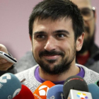 El dirigente de Podemos, Ramón Espinar, atiende a los medios.-EFE / JAVIER LÓPEZ