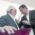 PP Juan Manuel Moreno Bonilla (derecha) charla con Miguel Arias Cañete, ayer-TAREK (PP)
