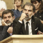 Jordi Sànchez y Jordi Cuixart, en el pleno en el Parlament del 10 de octubre del 2017.-JULIO CARBÓ