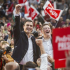 Pedro Sánchez, candidato del PSOE a la presidencia del Gobierno, con Ximo Puig, presidente de la Comunidad Valenciana y secretario general del PSPV-PSOE, en el mítin celebrado en Valencia, este domingo.-MIGUEL LORENZO