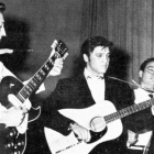 Elvis Presley, en una actuación en el verano de 1957, con  Scotty Moore (guitarra) y Bill Black (contrabajo).-EL PERIÓDICO