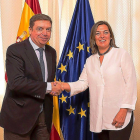 La consejera de Agricultura y Ganadería, Milagros Marcos, saluda al ministro de Agricultura y Pesca, Luis Planas.-ICAL