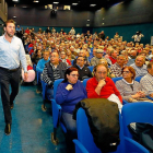 Puente llega a la asamblea vecinal de Pajarillos.-PABLO REQUEJO / PHOTOGENIC
