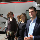 El candidato del PSOE a la Junta, Luis Tudanca(D) junto a la candidata a la alcaldía de Palencia, Mirian Andrés(C) y la candidata a concejal, Judith Castro(I) junto al autobús de campaña-Ical