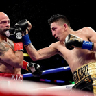 Kiko Martínez se defiende ante un envite de Leo Santa Cruz.-E. M.