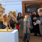 Venancio Blanco y Juan Vicente Herrera comentan una de las obras de la exposición.-J. M. LOSTAU