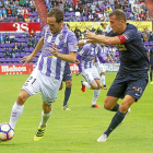 Míchel se lleva el balón ante la presencia de Góngora en el partido frente al UCAM Murcia.-J.M.LOSTAU