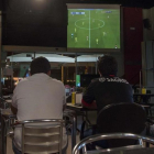 Espectadores siguiendo la retransmisión de un partido de la Champions, uno de los productos estrella de la televisión de pago en España.-JORDI COTRINA