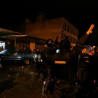 Fuerzas especiales de la policía jordana custodian el castillo de Karak donde se ha atrincherado un grupo de hombres armados.-REUTERS / MUHAMMAD HAMED