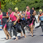 Los componentes del equipo del Tripi en la transicción de la salida del agua para comenzar la prueba ciclista.-J. M. LOSTAU
