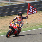 El piloto español Marc Márquez (Repsol Honda) celebra su victoria en el Gran Premio de Aragón de MotoGP disputado hoy en el circuito Motorland de Alcañiz.-EFE