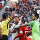 El colegiado muestra la tarjeta roja a Messi y Medel.-AP / VICTOR R. CAIVANO
