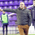Luis César dando indicaciones en un momento del partido.-J. M. LOSTAU