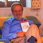 El escritor y periodista argentino EduardoKeudell posa con ‘Nostalgia de la materia’ con el que vuelve a publicar después de dieciocho  años.-HÉCTOR KEUDELL