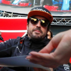 Fernando Alonso firmó decenas de autógrafos hoy en Sochi.-EFE / YURI KOCHETKOV