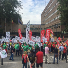 Los sindicatos de manifiesta delante de la puerta de la Delegación del Gobierno en Valladolid.-EL MUNDO