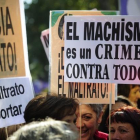 Varias pancartas contra la violencia machista en una manifestación en Madrid.-AFP