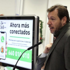 El alcalde de Valladolid, Óscar Puente, en la presentación del nuevo ‘Whatsapp’ del Ayuntamiento.-ICAL
