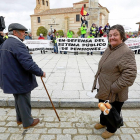 Dos vecinos de Villalar de los Comuneros delante de una protesta realizada por pensionistas.-J. M. LOSTAU