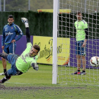 Javi Varas se lanza a su izquierda para desviar el balón durante el entrenamiento de ayer ante la mirada de Sastre y Chus Herrero-BALCAZA