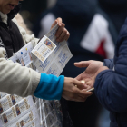 Una persona compra Lotería de Navidad en una imagen de archivo - EUROPA PRESS