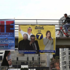 Ciudadanos caminan frente a varios carteles electorales en Quito.-EFE / JOSÉ JACOME