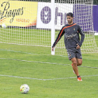 Javier Moyano se dispone a chutar durante el entrenamiento de-Miguel Ángel Santos