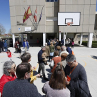 Largas colas en el exterior del I.E.S. Ordoño II durante las horas centrales de la jornada electoral en León-ICAL