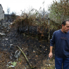 El presidente de la junta vecinal de de San Pedro de Paralela (León), perteneciente al municipio de Fabero, Manolo Ruíz, junto a su nave totalmente calcinada en el fuego de ayer-ICAL