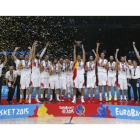 Jugadores y técnicos de la selección celebran en el podio de Lille, el título europeo.-EFE / JUAN CARLOS HIDALGO