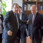 Milagros Marcos, Juan Vicente Herrera, Joan Bombardó y Kevin Line durante la reunión celebrada ayer en Valladolid.-ICAL