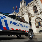 Un coche de Policía aparcado junto al Ayuntamiento de Valladolid.-ICAL