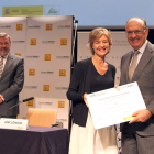La ministra de Agricultura, Alimentación y Medio Ambiente, Isabel Garcia Tejerina entrega el premio otorgado a la empresa Fomento y Construcciones-Ical