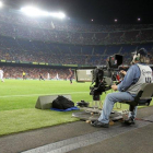 Un reportero gráfico grabando un partido de fútbol.