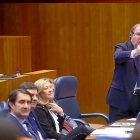 Juan Vicente Herrera responde a las preguntas de la Cortes ante la atenta mirada de Alfonso Fernández Mañueco.-ICAL