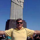 Paco García junto a la estatua del Cristo Redentor en Río de Janeiro.-El Mundo