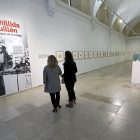 Dos personas observan la nueva exposición de Eduardo Chillida en el Patio Herreriano.-J. M. LOSTAU