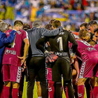 Los jugadores del Real Valladolid hacen piña anoche en La Romareda al finalizar el partido.-PHOTO-DEPORTE