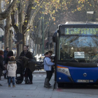 Ciudadanos de Valladolid toman un autobús de AUVASA durante la huelga de servicios mínimos.-MIGUEL Á. SANTOS (PHOTOGENIC)