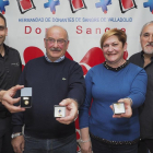 Cuatro premiados (Luis Barajas, Anastasio Ojosnegros, Mª Ángeles Fuente y Jesús Gómez) posan con sus insignias.-M. A. SANTOS