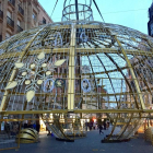Imagen de la bola de Navidad en la calle Santiago de Valladolid.-EUROPA PRESS