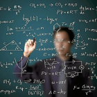 Un profesor escribe fórmulas sobre un cristal.-E. M.