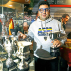Juan Carlos Pérez posa en el bar La Central, sede del SilverStorm El Salvador.-J. M. LOSTAU
