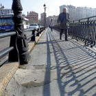 Transeúntes por una de las aceras del Puente Mayor.-J.M. LOSTAU