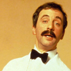 El actor Andrew Sachs, como el camarero catalán/mexicano Manuel, en la serie 'Hotel Fawlty'.-
