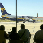 Vuelo de Ryanair con destino Barcelona, ayer, en el aeropuerto de Villanubla (Valladolid).-MIGUEL ÁNGEL SANTOS / PHOTOGENIC