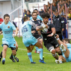 Nuu Junior evita el placaje de los jugadores del Barça Rugby en el partido disputado en Pepe Rojo.-J. M. LOSTAU