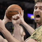 Pau Gasol, durante su buen partido contra Detroit Pistons.-AP / DARREN ABATE