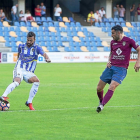 Guitián realiza un control del balón en el partido de pretemporada contra el Pontevedra.-PHOTO-DEPORTE
