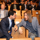 Los portavoces del PP y de Podemos en las Cortes, Raúl de a Hoz y Pablo Fernández (D), conversan durante la entrega de los Premios Castilla y León 2016 y de la Medalla de Oro a la Universidad de Salamanca.-ICAL